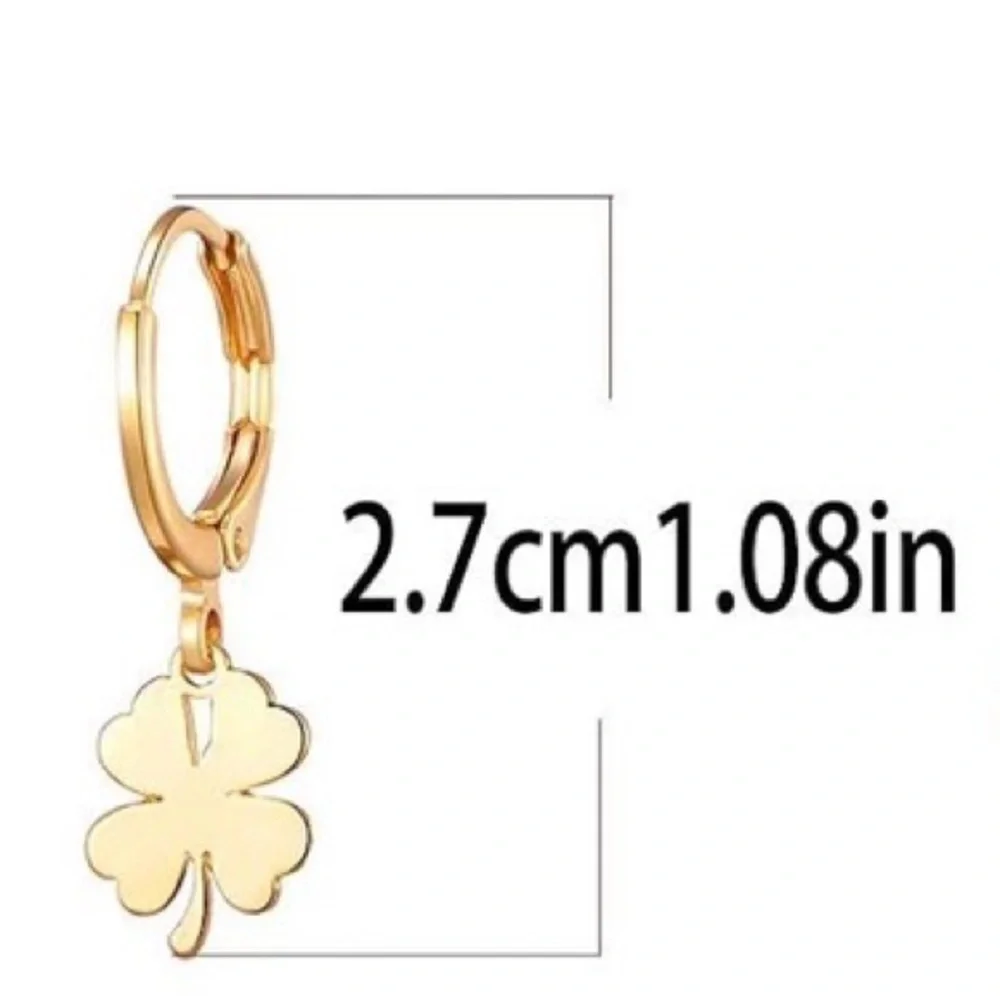 Clover huggie earrings